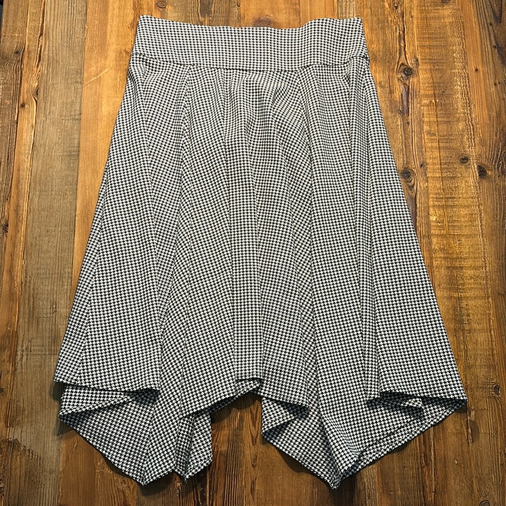 Adorable hound’s tooth pattern swing skirt